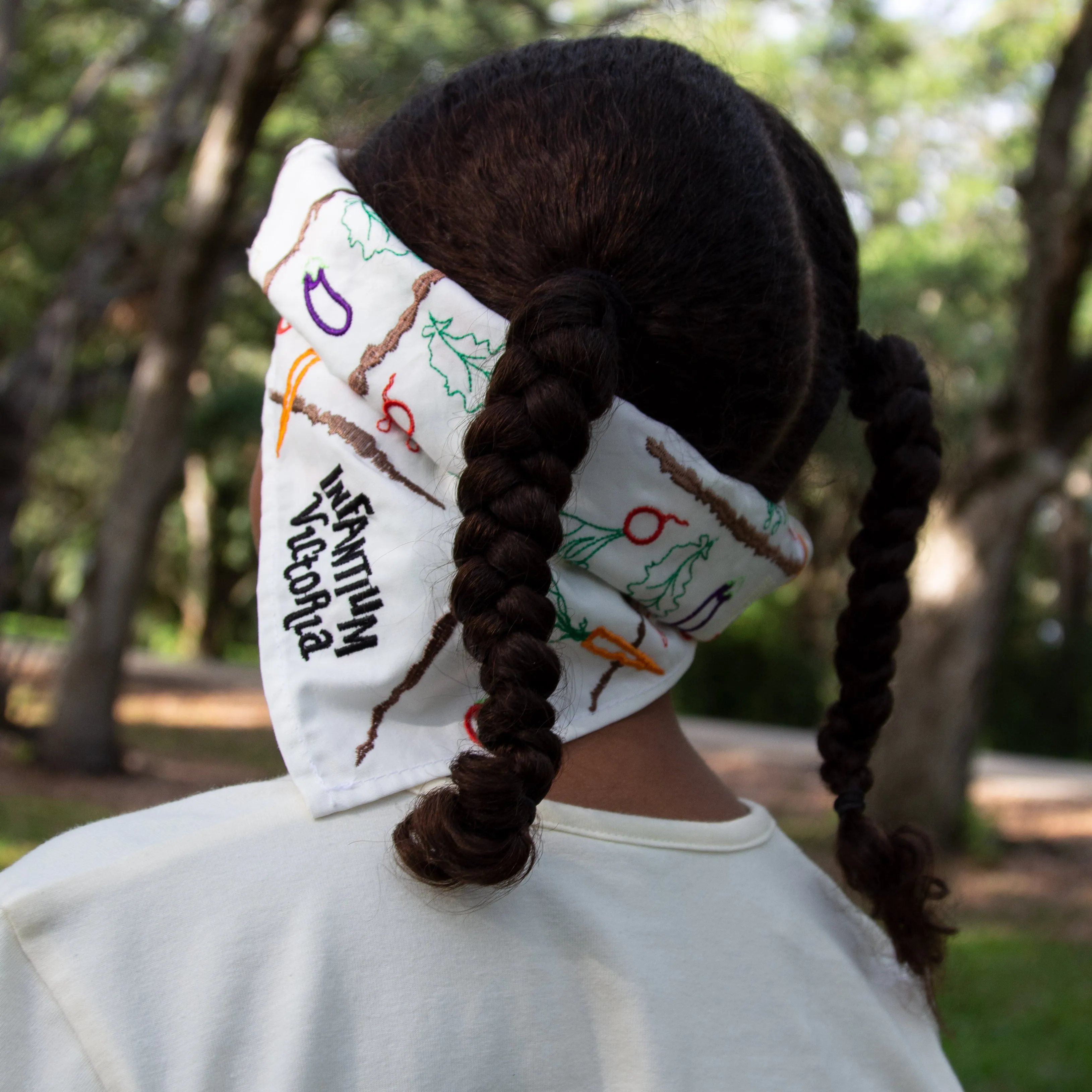 Gebroken witte bandana met borduursel 